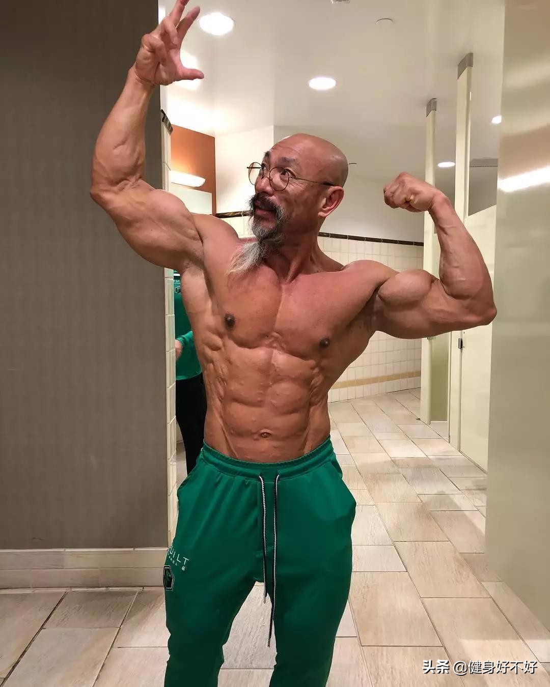 60岁大爷体重70公斤卧推110公斤,50岁大爷深蹲