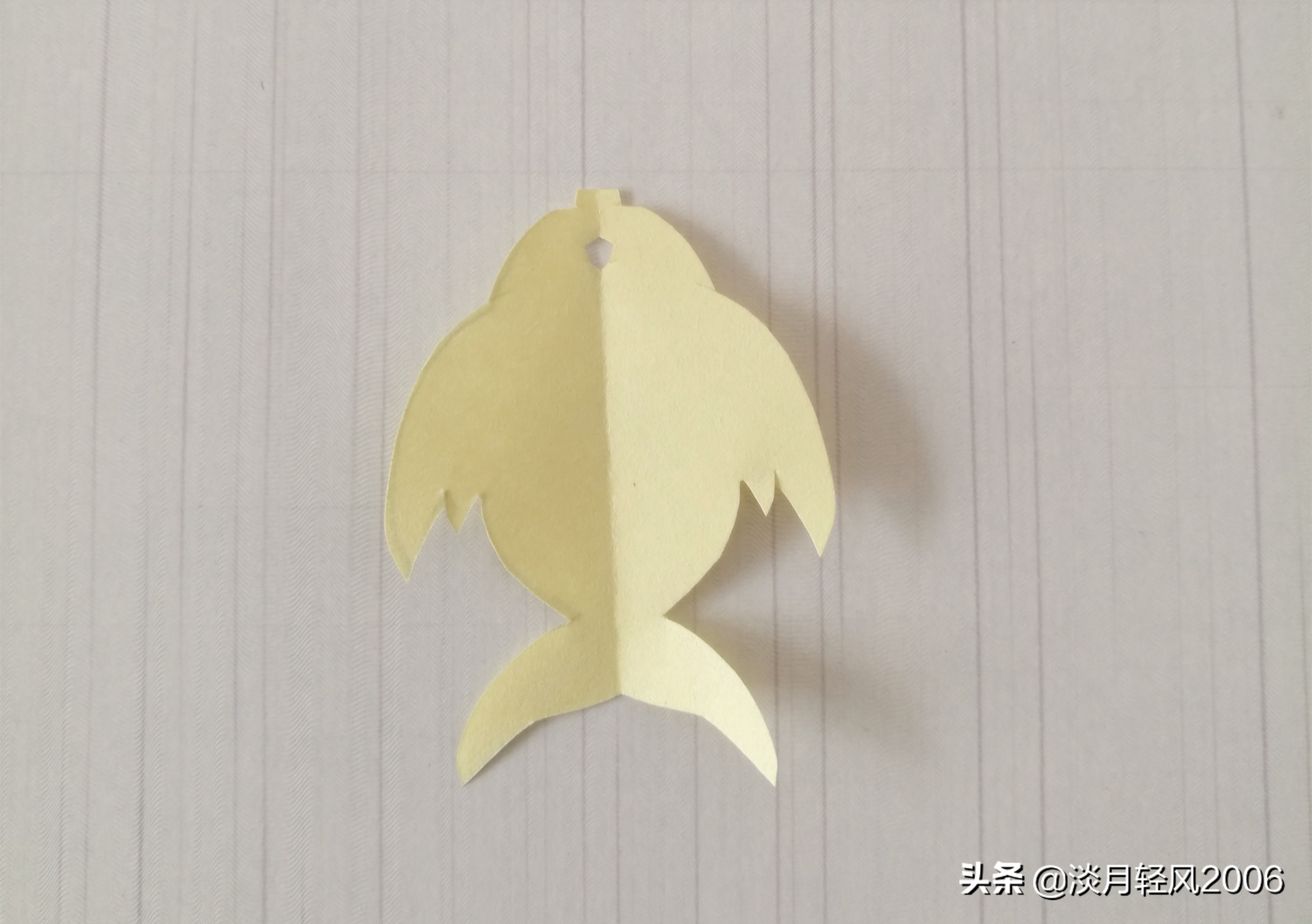 用彩纸制作出一只可爱的小鱼,橡皮泥做的小鱼放彩纸上怎么做