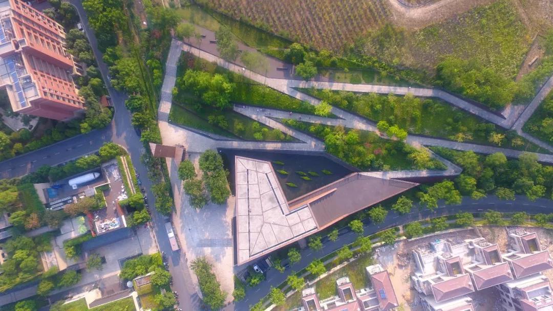 矿坑改造最美公园,矿坑改造湿地公园视频