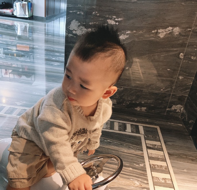 网红雪梨雇佣童工？儿子小豆子被迫营业，大夏天毛衣绒帽加身