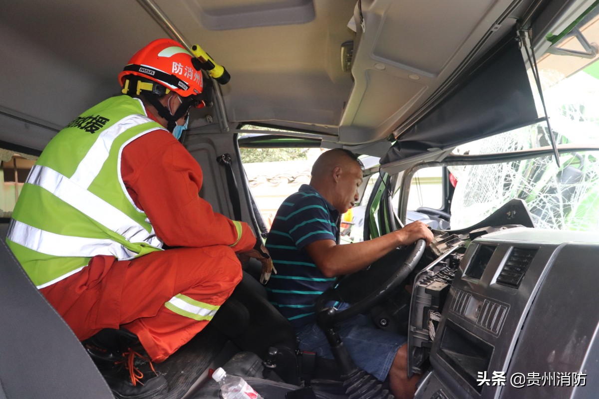 两辆大货车发生相撞事故后侧翻,两辆大货车相撞结果五人死亡