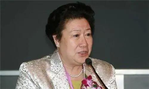 79岁的老太太创业的传奇人生,63岁创业老太太