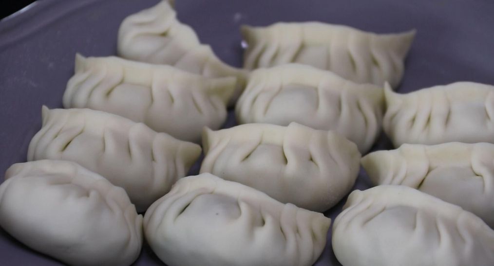 家庭版茄子馅饺子家常做法 (如何在家制作茄子馅饺子)