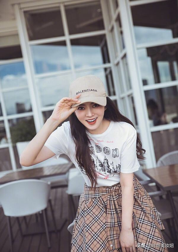 伊能静50岁又怎样！穿露背碎花连衣裙显身材，好气质哪具时间