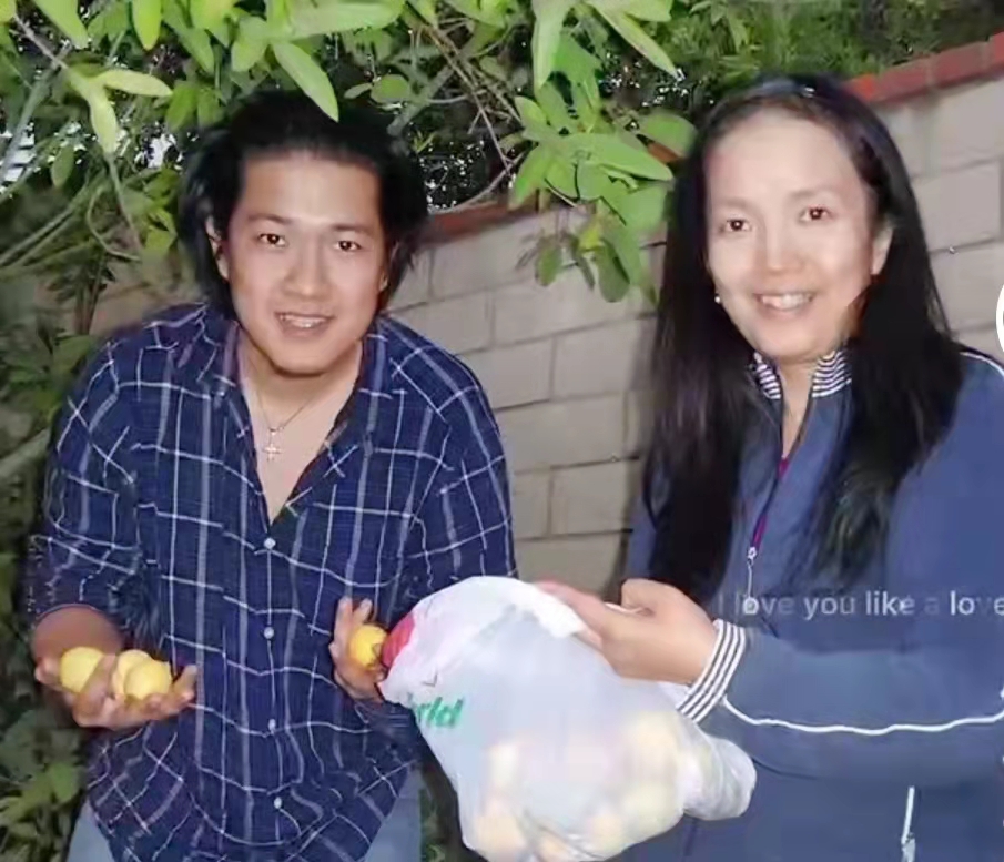 吕丽萍大儿子近况,吕丽萍儿子看亲爸张丰毅