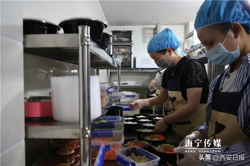 90后女孩摆摊卖凉皮,90后女人摆摊卖凉皮