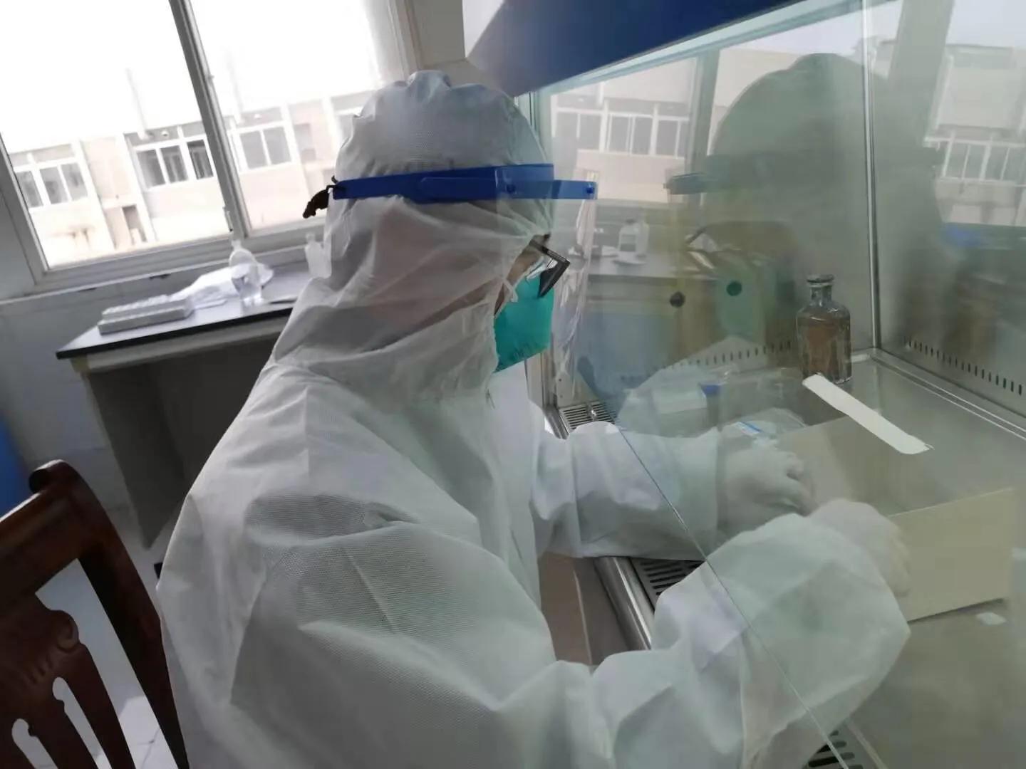 他们都是病毒“猎手”—记奋战在检疫一线的安庆市立医院检验科