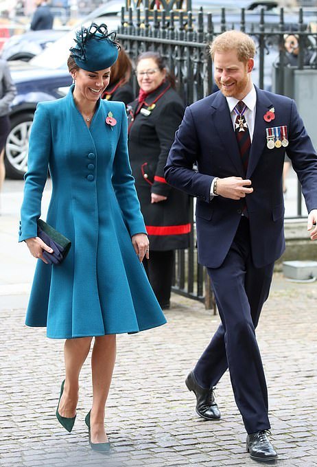 凯特梅根同穿绿色大衣,梅根凯特同框视频穿搭