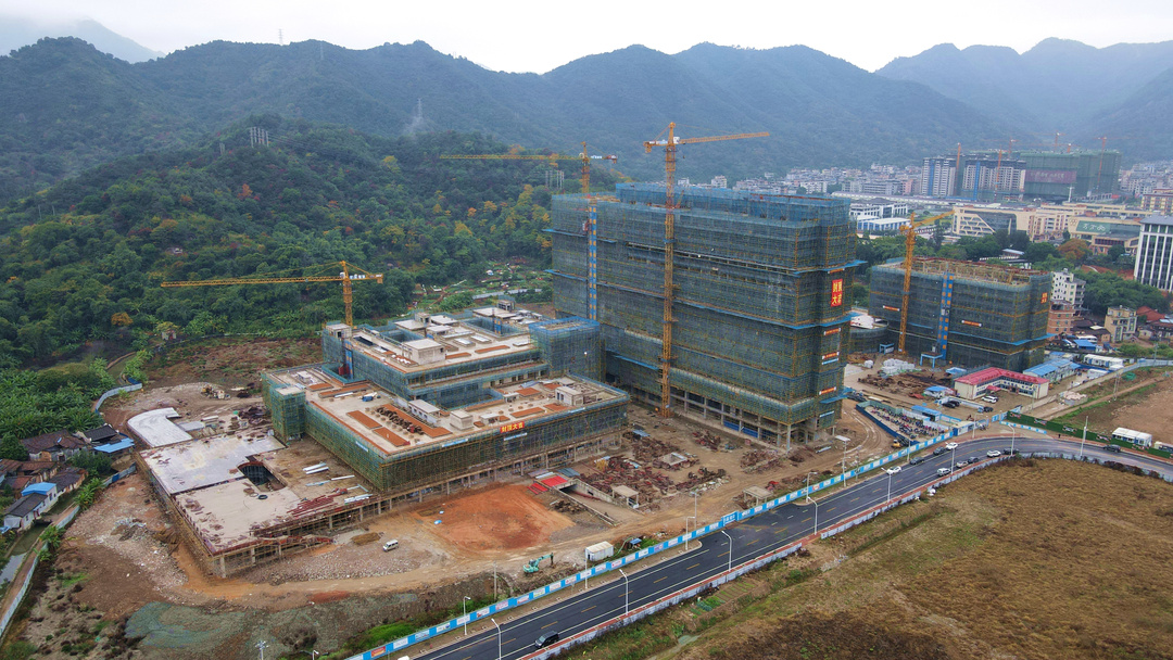 封顶的医院装修要多久,新建医院大楼封顶大吉