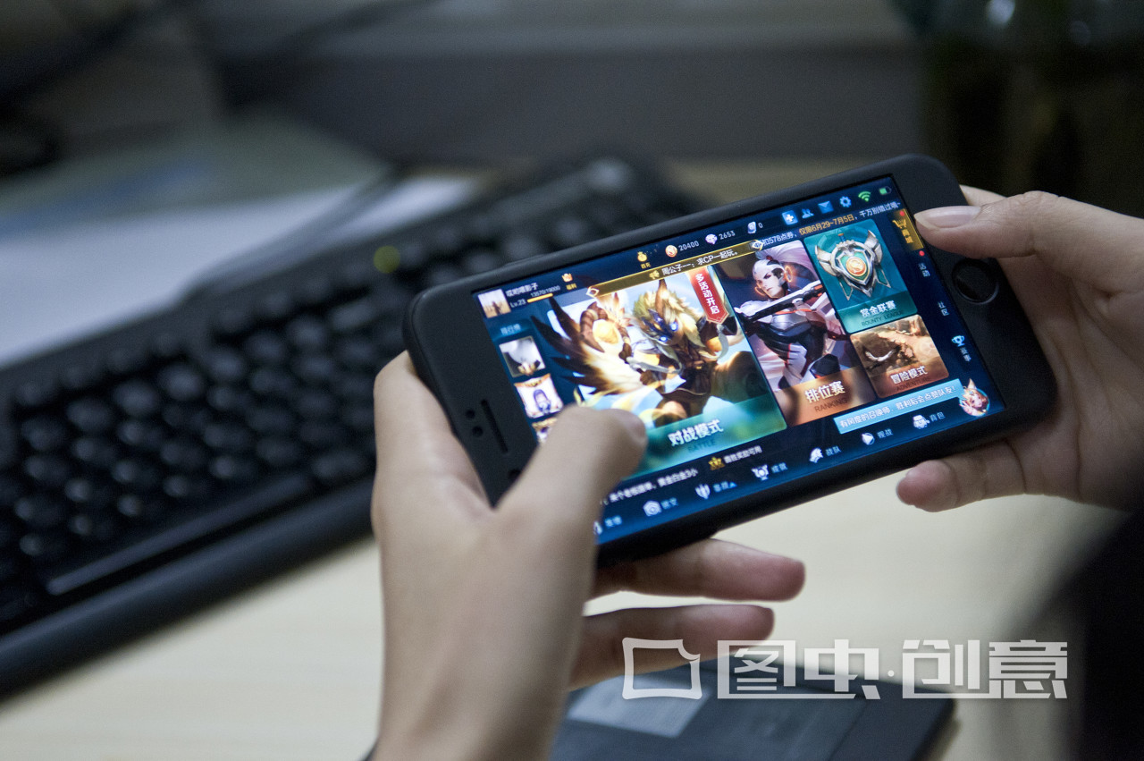 回家2小时，刷了200+条短视频，玩了2局王者荣耀，结果差点疯掉