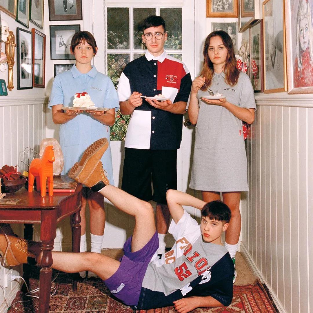 超减龄穿搭法则被杨超越狠狠拿捏,杨超越水手服穿搭