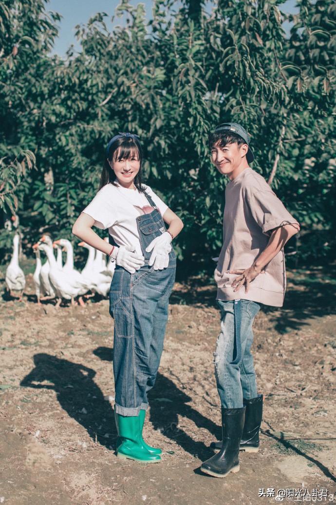 王阳夫妇合体照片,王阳晒抱娃照片