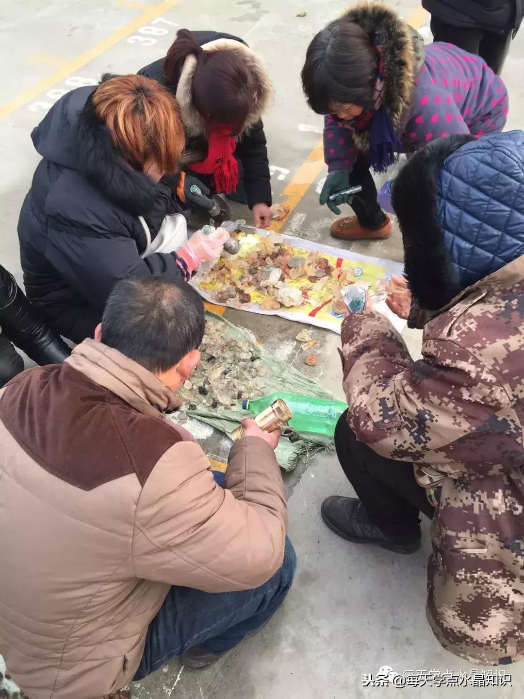 天蒙蒙亮赶个早市看一看天然水晶毛料市场