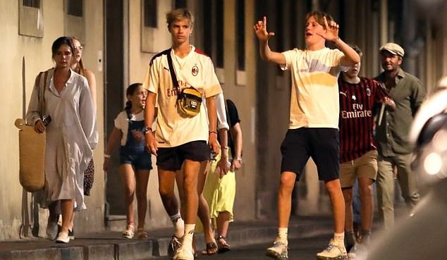 8岁的小七比妈妈还会穿了？这条蓝色Zara露肩裙秒售罄，大姑娘啦