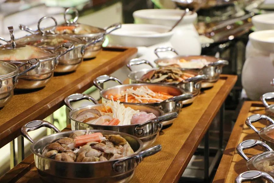 玄武湖畔这家星级自助吃到扶墙出！派送大闸蟹！海鲜小火锅畅刷