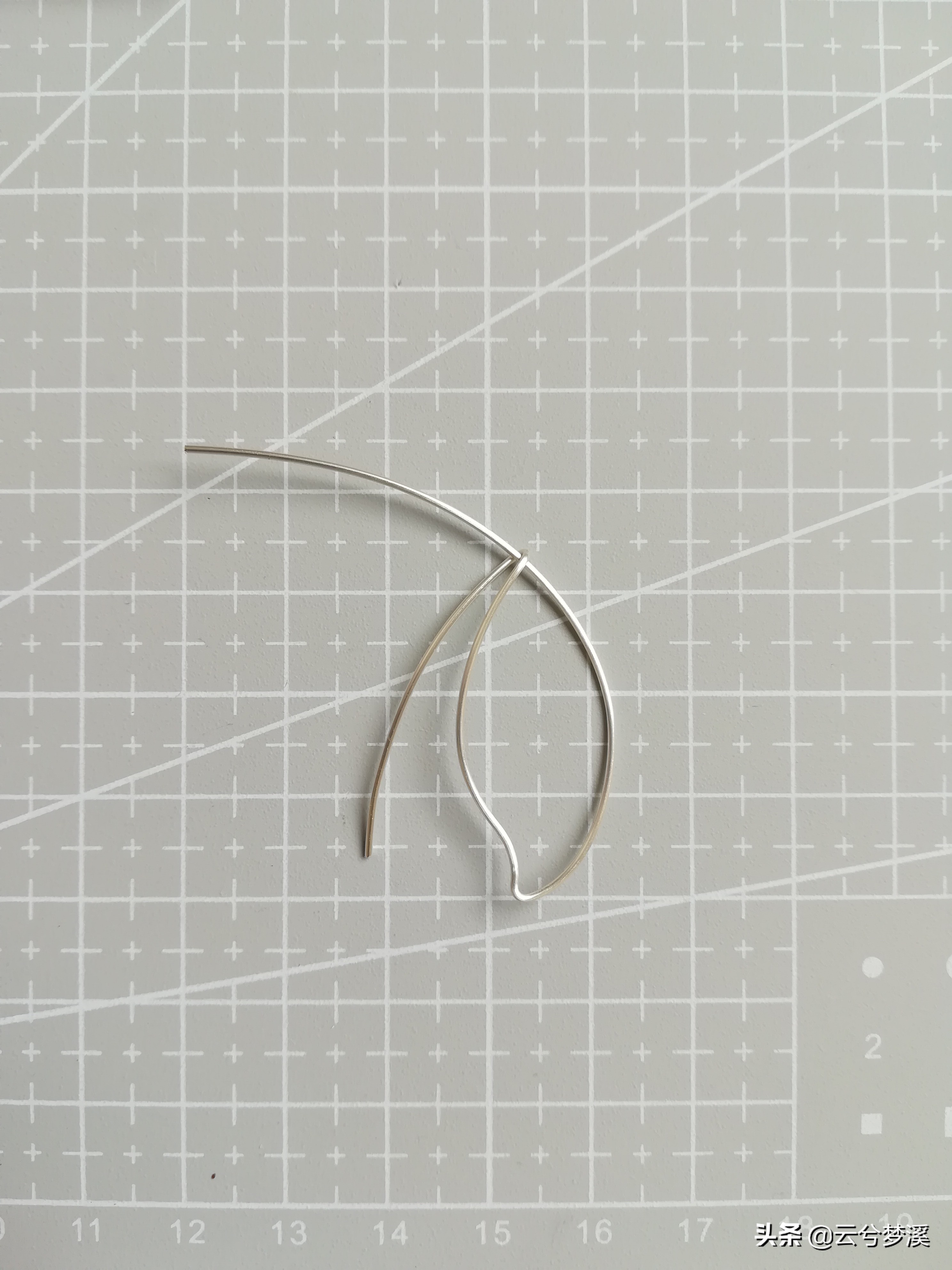 制作一片绿叶将春色戴在身边，一起期待春暖花开