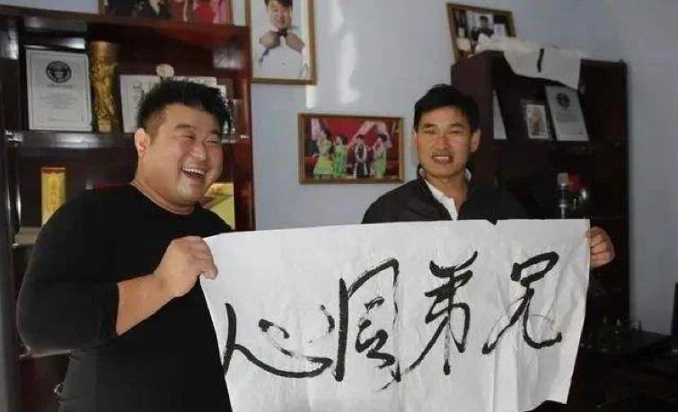 大衣哥书法被曝5个字写错2个,大衣哥书法靠谱吗