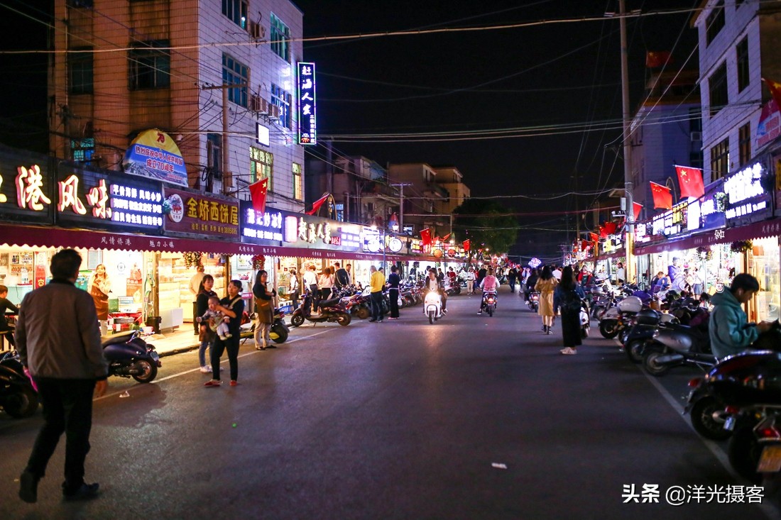 中国最小镇,居民都来自越南,楼顶一年四季插着中国*旗国**