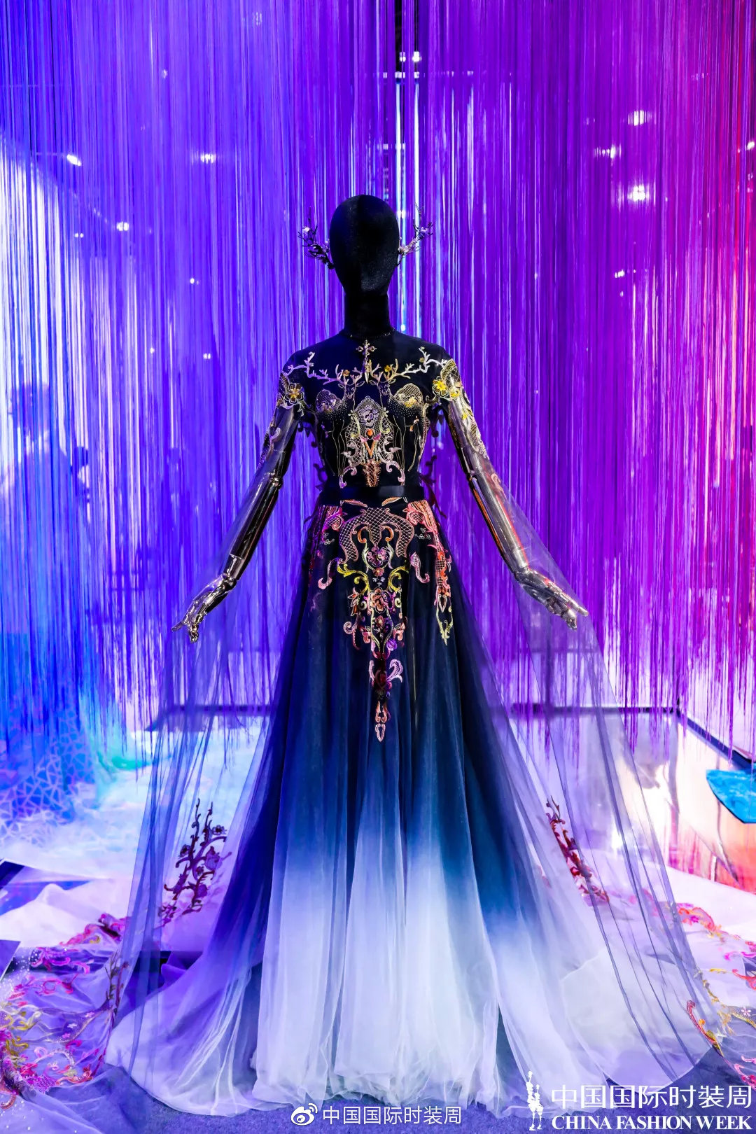 用丝线牵引时尚|“天锦地绣·华夏大美”刺绣艺术展精彩纷呈