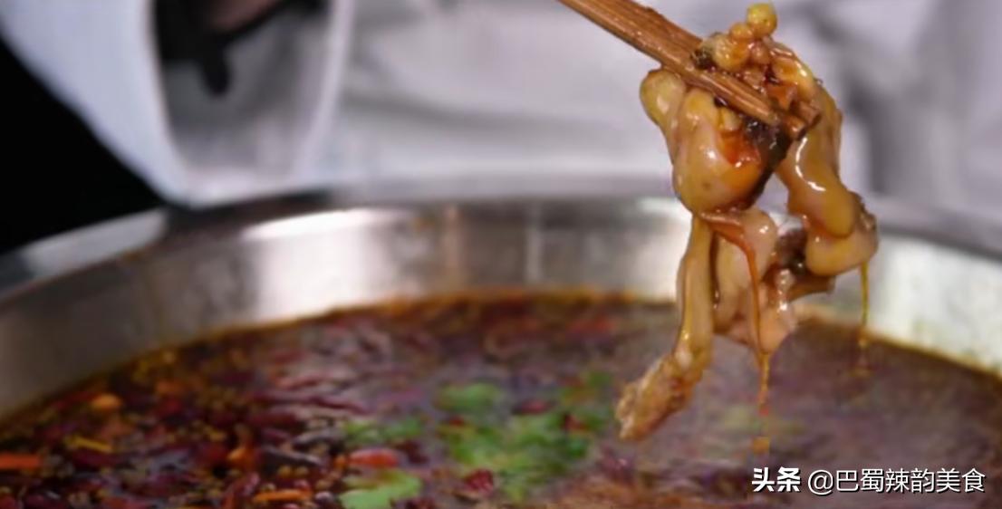 正宗美蛙鱼头怎么做牛蛙才嫩,店里的美蛙的做法全过程