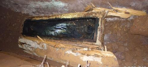 挖出龙袍的干尸,古墓发掘出现龙袍干尸