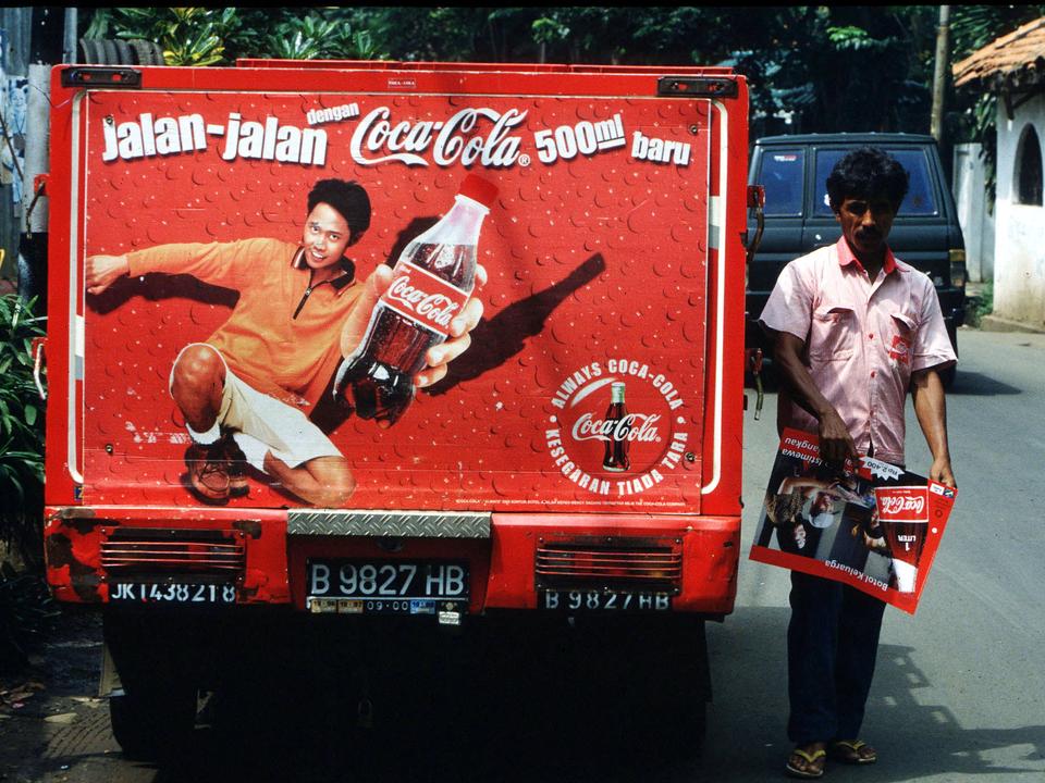 可口可乐透过瓶子看世界,可口可乐在中国的第一个广告