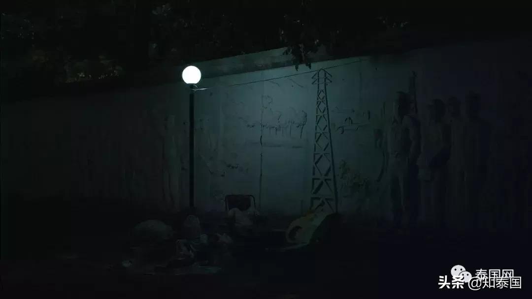 被士兵“上身”的年轻女巫，为何要去舔舐老女人伤痕累累的大腿？