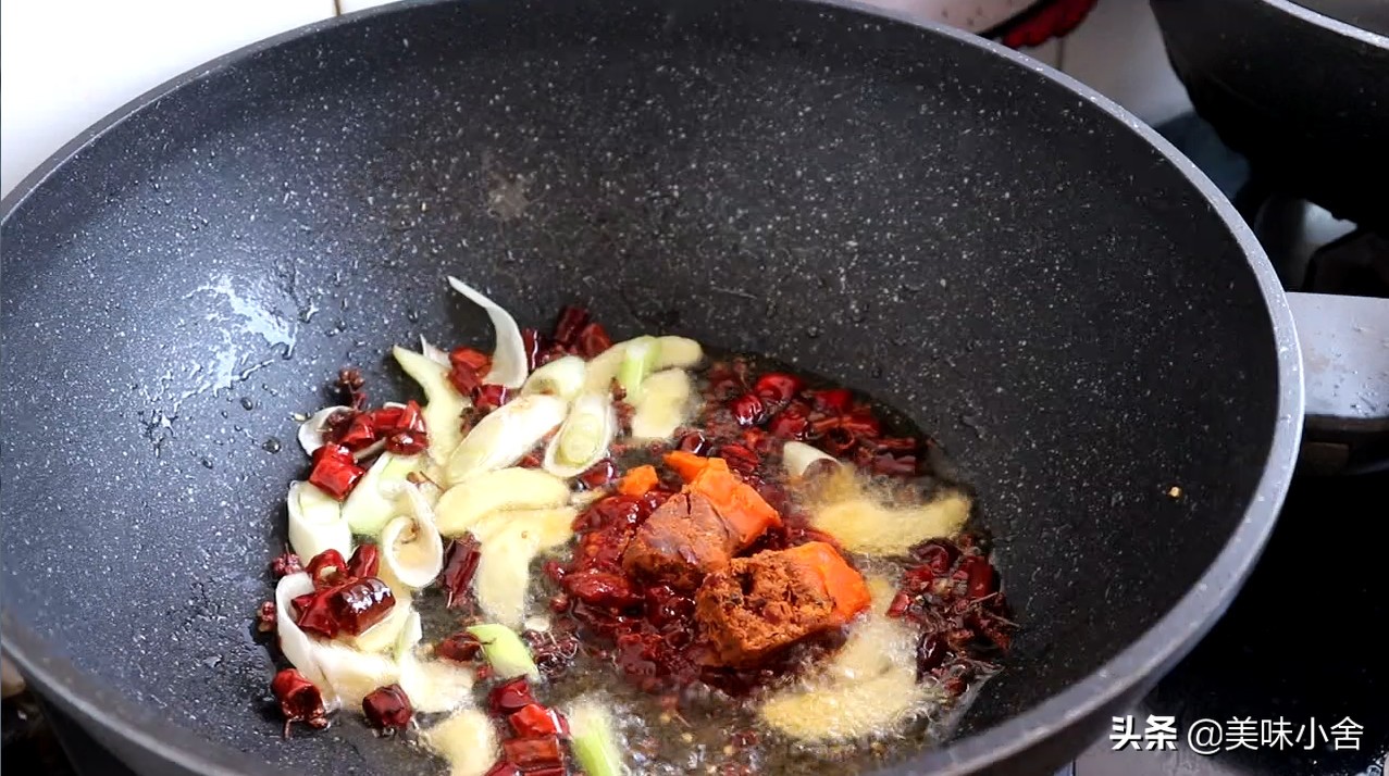 麻辣干锅虾比白灼好吃太多了,做麻辣干锅虾用火锅底料怎么做