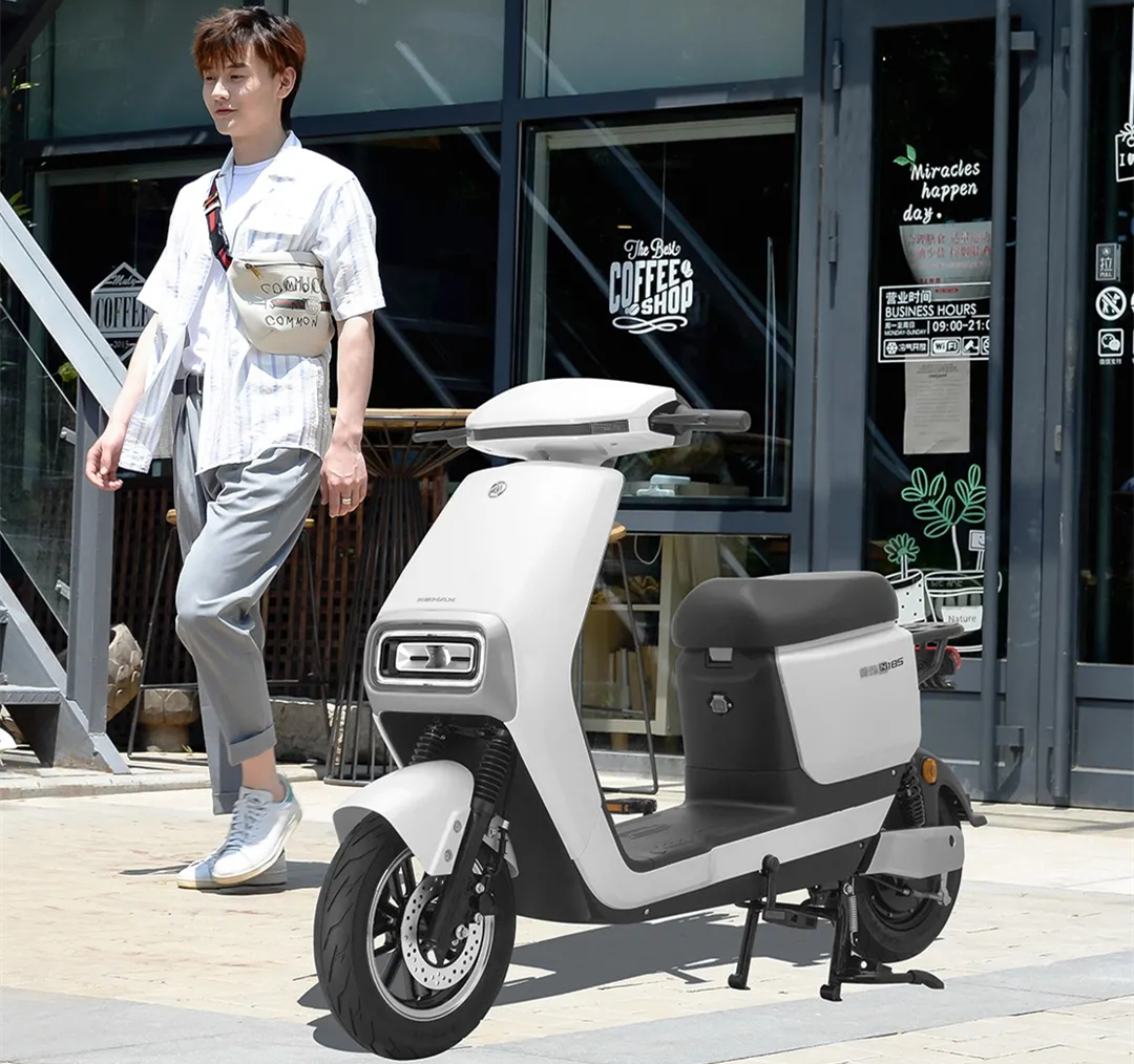 预算15万元这两款纯电动车适合你,两轮电动车爬坡有力哪一款最好