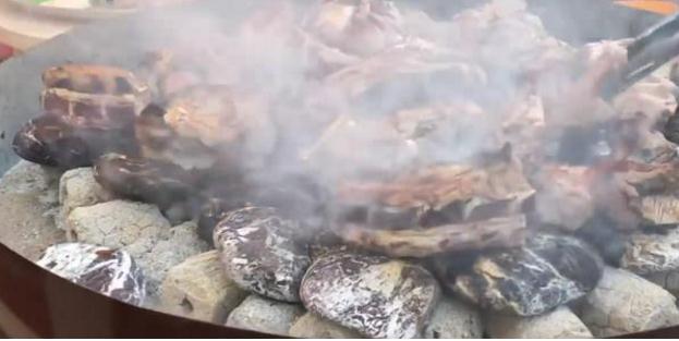 迪拜人很喜欢吃烤肉吗,迪拜人吃烤骆驼肉