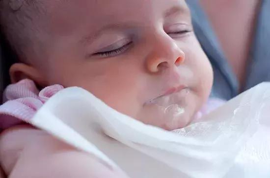 宝宝吐奶千万别竖抱,宝宝吐奶正确的方式方法