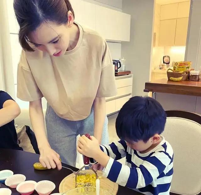 林志颖大儿子终于露面！模样比小时候更帅气，一家五口真有爱