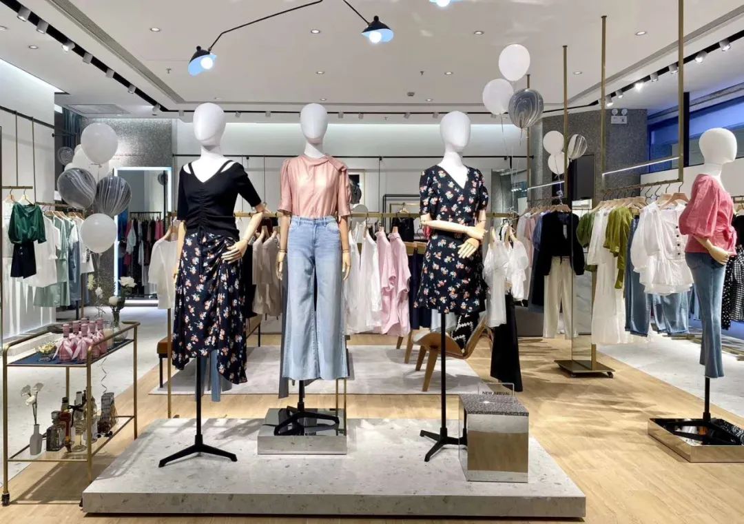 谁说服装店不行了？这个低调的女装却悄悄地开了1200多家店