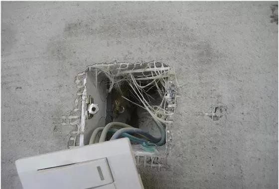 墙面大面积发霉渗水怎么办,墙面潮湿发霉是怎么回事