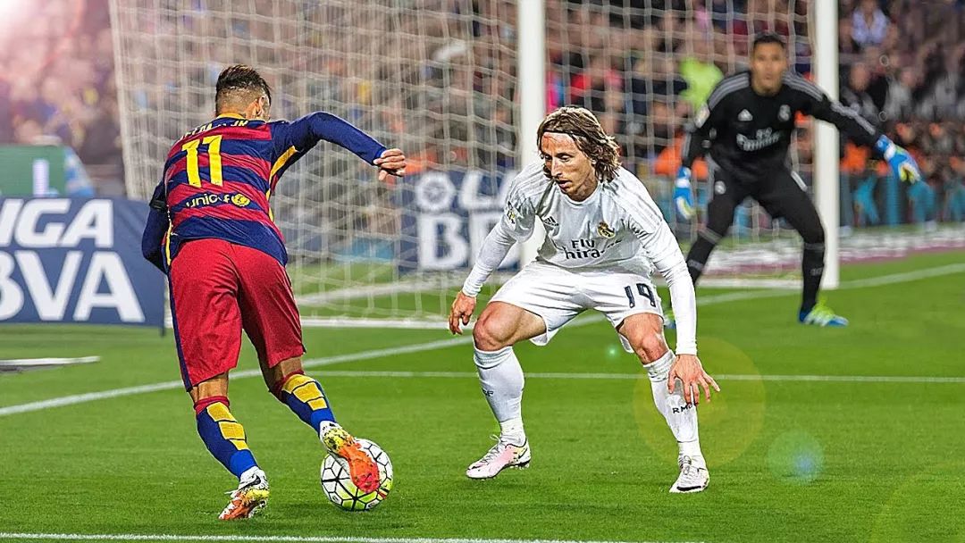 足球穿裆,足球穿裆球动作要领