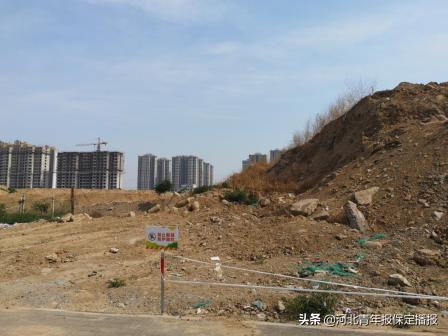 保定一小学与建筑垃圾为邻,弃土临街有3米高,学生学习环境让人忧