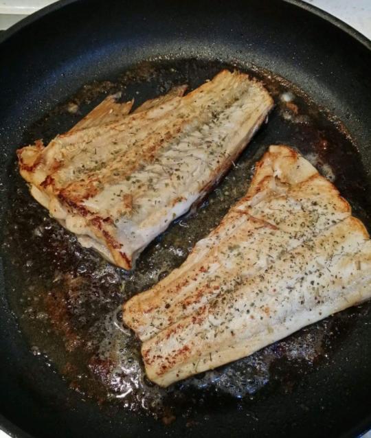 不粘锅煎鱼的技巧与方法,无涂层锅煎鱼技巧