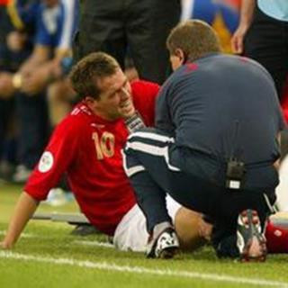 16年欧文捧起冠军奖杯,欧文新秀第几年夺冠