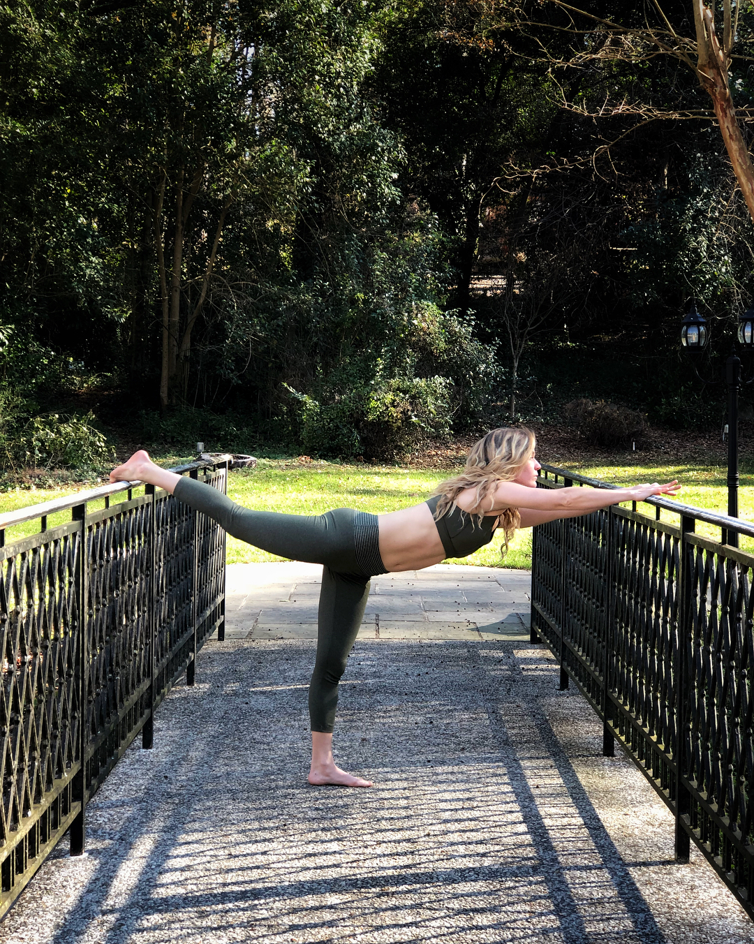 辛芷蕾金色吊带惊艳亮相,35岁辛芷蕾罕见晒卷发造型