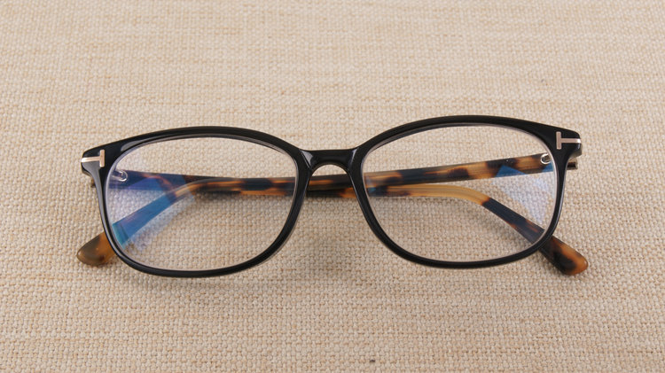 眼镜坏了能用胶水粘吗?眼镜损坏了最佳的维修方式是什么?