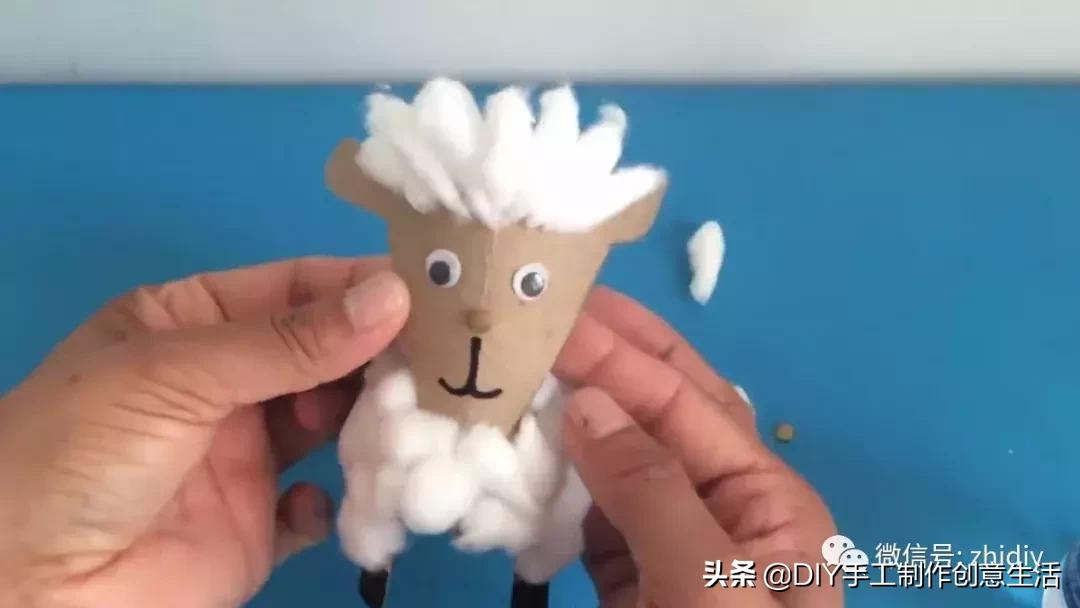 用白纸做个可爱的咩咩羊,用纸折一个可爱的小山羊