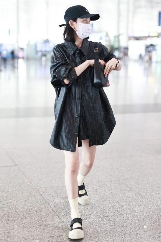 杨幂穿连体短裤时尚大片,杨幂现身粉色风衣配短裤