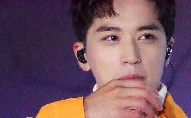 陈慧琳穿羽绒服演唱还被冻成表情包,一看演出地点,网友都笑了