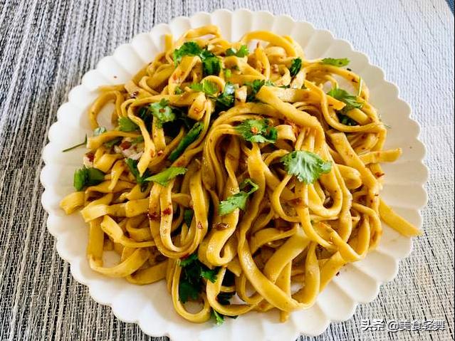 制作手擀面有诀窍，记住“3放1揉2煮面”，面条耐煮，口感筋道