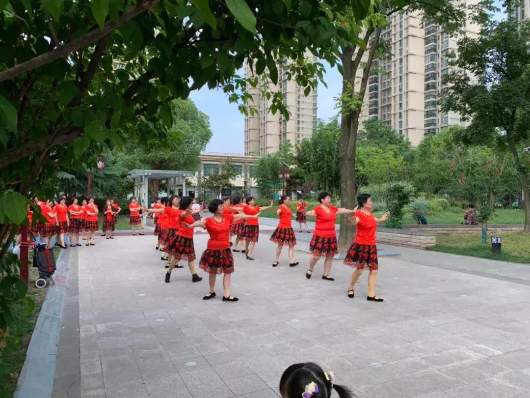 我叫雅居乐花园，我只想做个安安静静的*男美**子