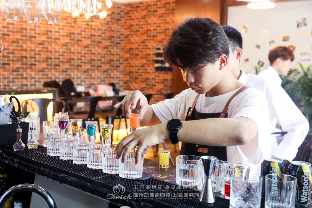 怎么样才能成为一名调酒师,你适合做发型师吗