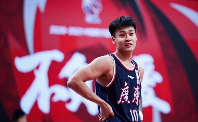 郭艾伦被裁判抱怨,赵睿对郭艾伦的抢断