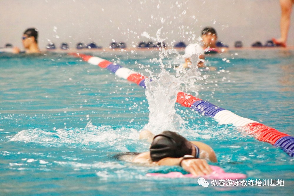 怕耳朵进水怎么学习游泳,怎么克服游泳时耳朵进水的恐惧