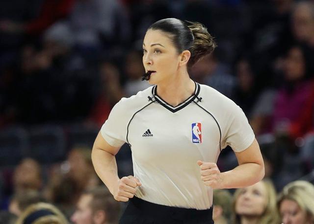 NBA美女裁判场上遇“尴尬”,黑人球员摸错部位,詹姆斯点名称赞