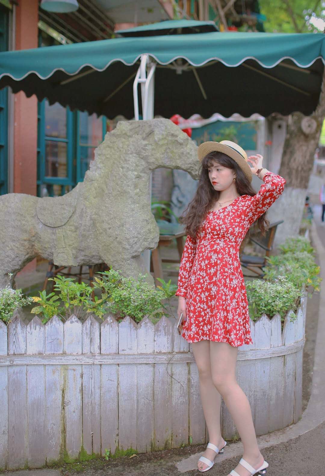 碎花裙显瘦款式怎么搭配,大碎花裙和小碎花裙哪个显年轻